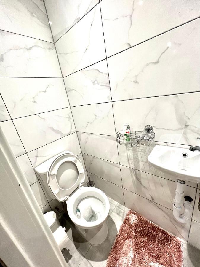 Feltham Golden Residences - Oakway מראה חיצוני תמונה