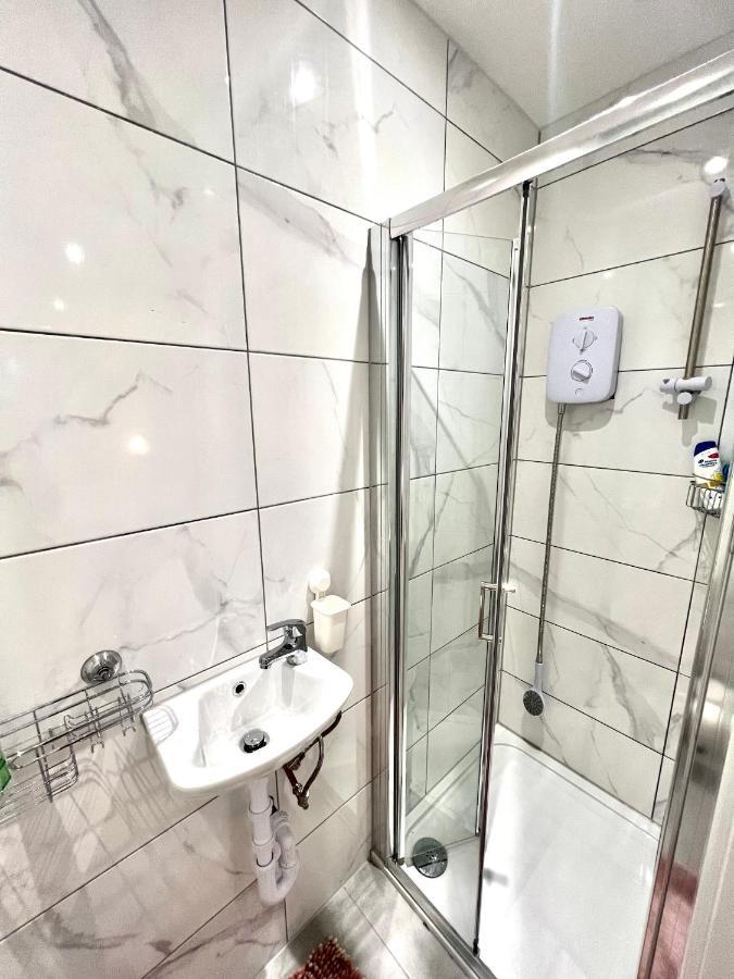 Feltham Golden Residences - Oakway מראה חיצוני תמונה