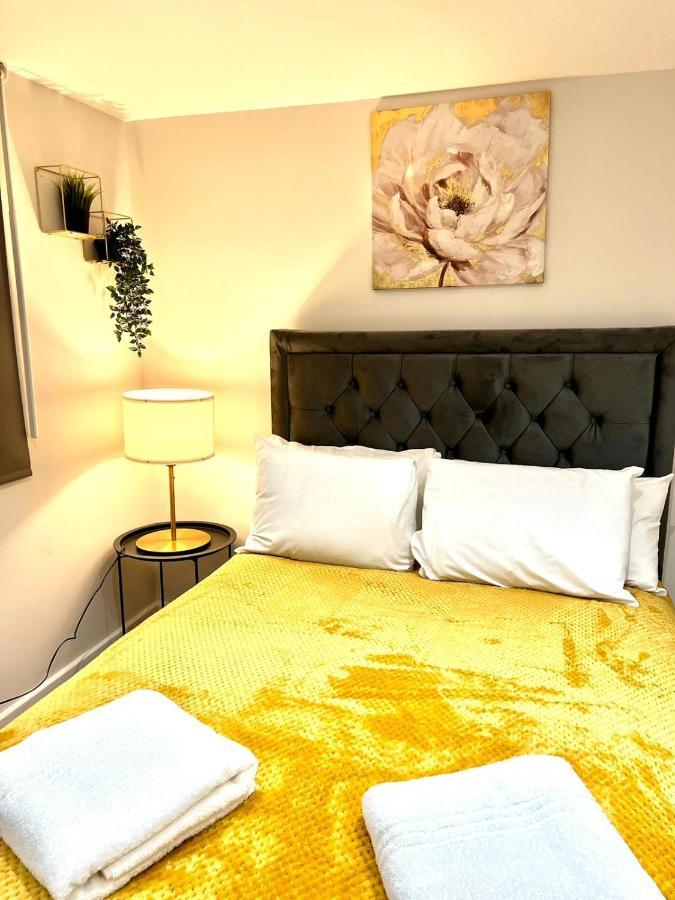 Feltham Golden Residences - Oakway מראה חיצוני תמונה