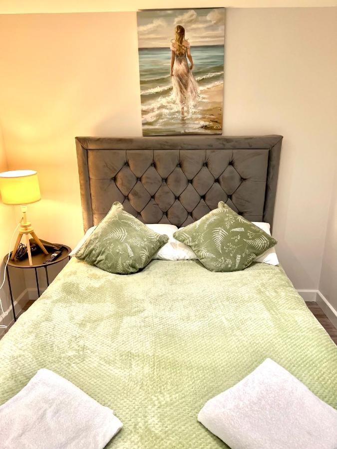 Feltham Golden Residences - Oakway מראה חיצוני תמונה